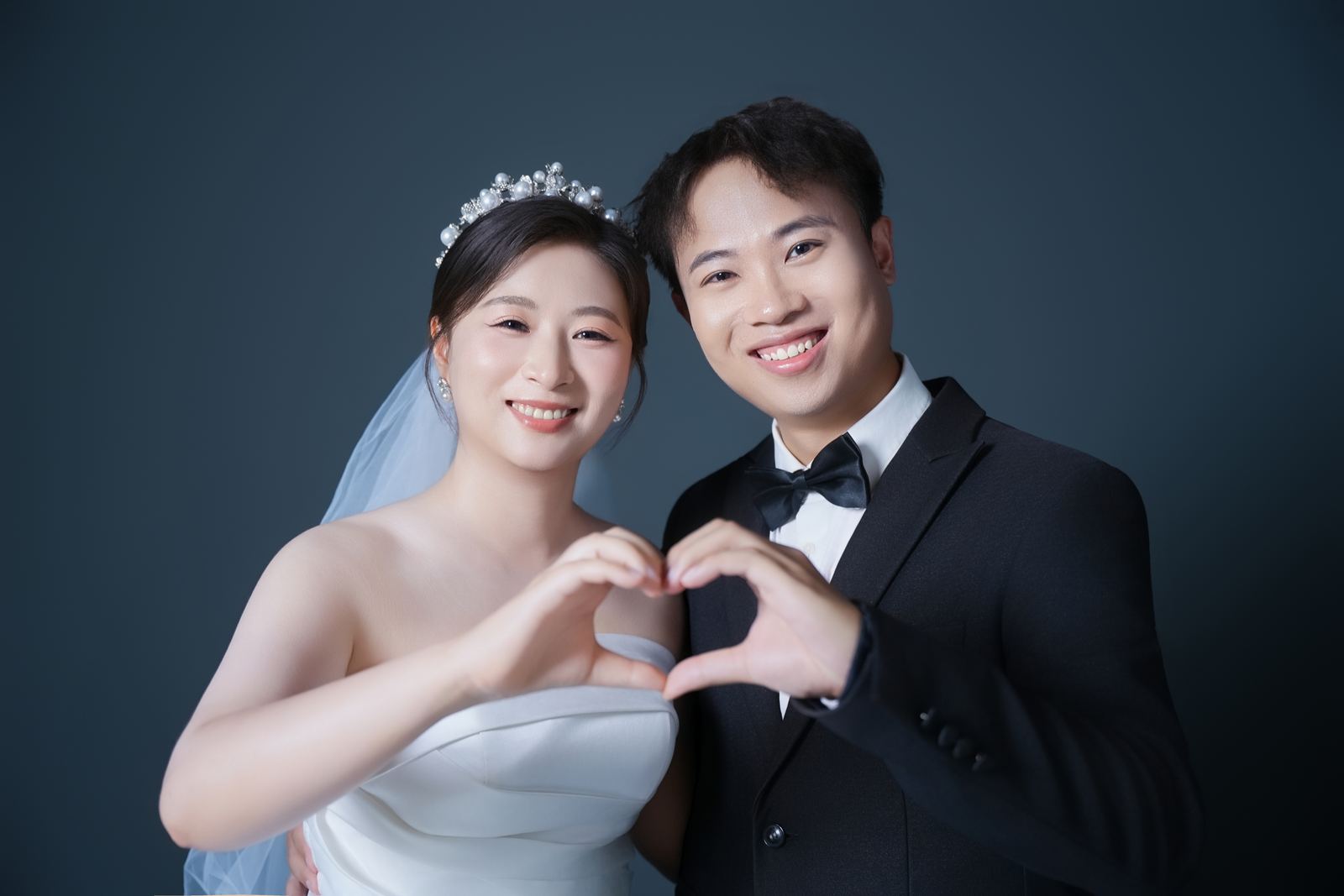 两人对镜头比心微笑