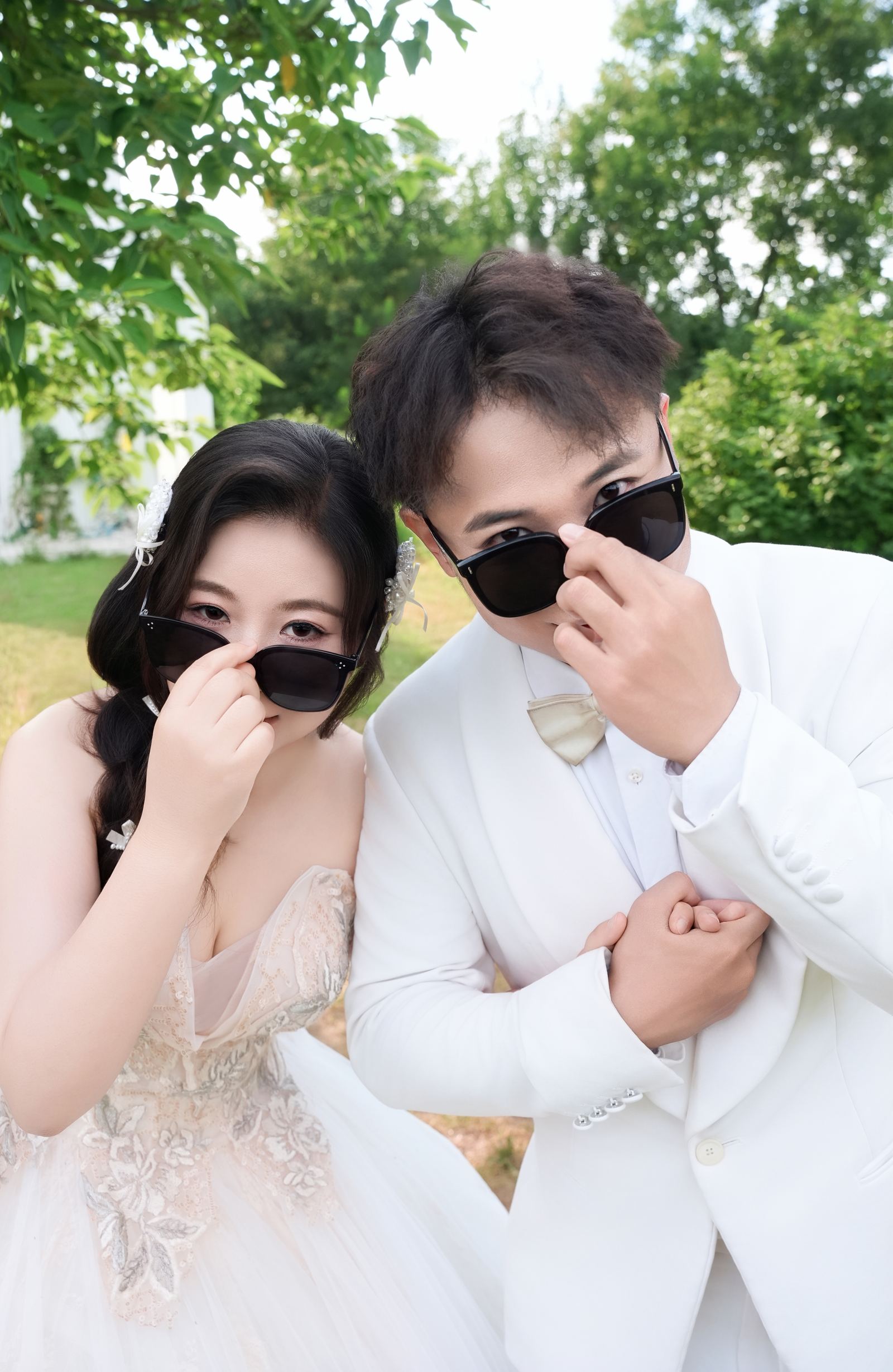 两人从墨镜后探出眼睛